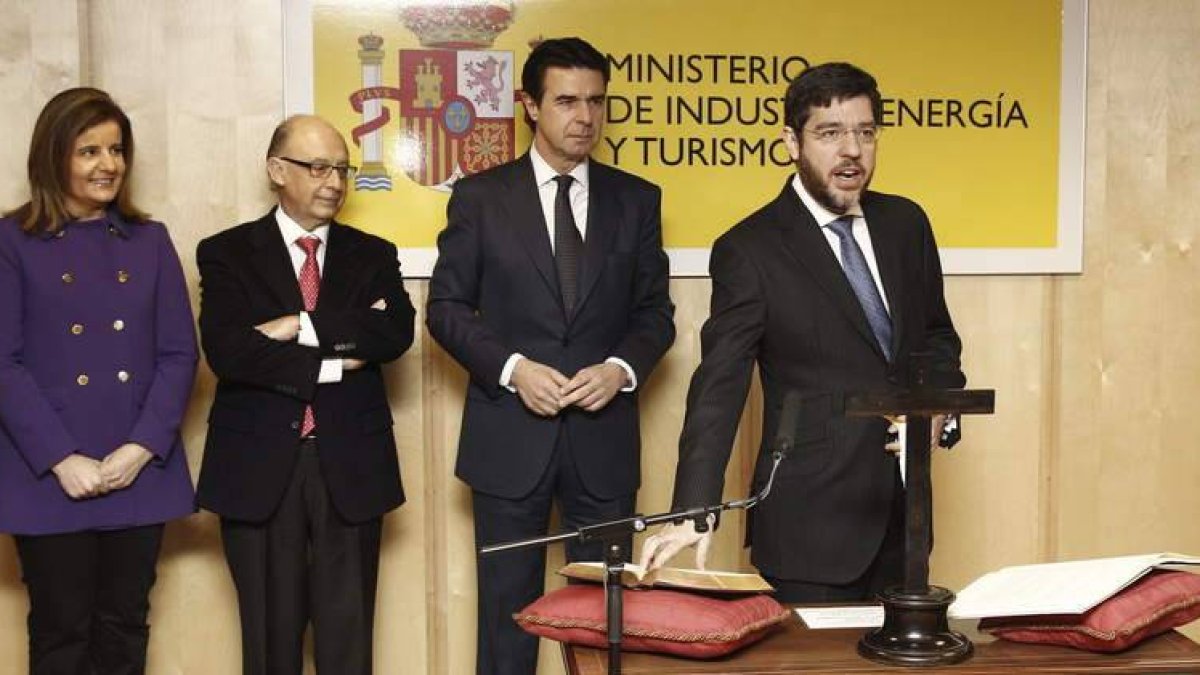 La titular de Trabajo, Fátima Báñez, el de Economía, Montoro, y Soria, de Industria, en la toma de posesión de Alberto Nadal.