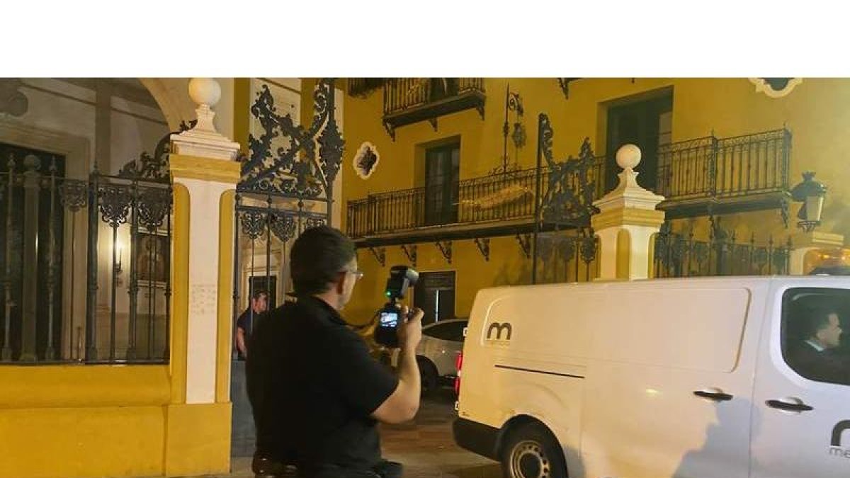 Una furgoneta fúnebre saca de madrugada de la Basílica de la Macarena, en Sevilla, los restos mortales de Queipo de Llano. JAVIER ADRIÁN