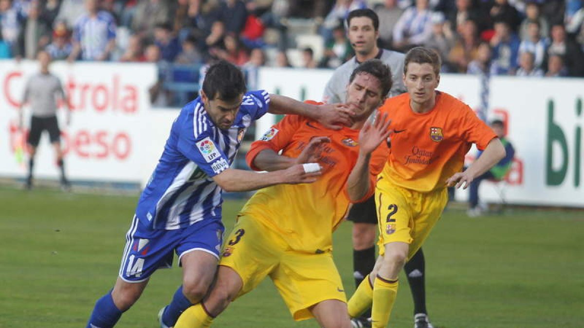 Jonathan Ruiz es trabado dentro del área, pero el árbitro no consideró que fuese falta.