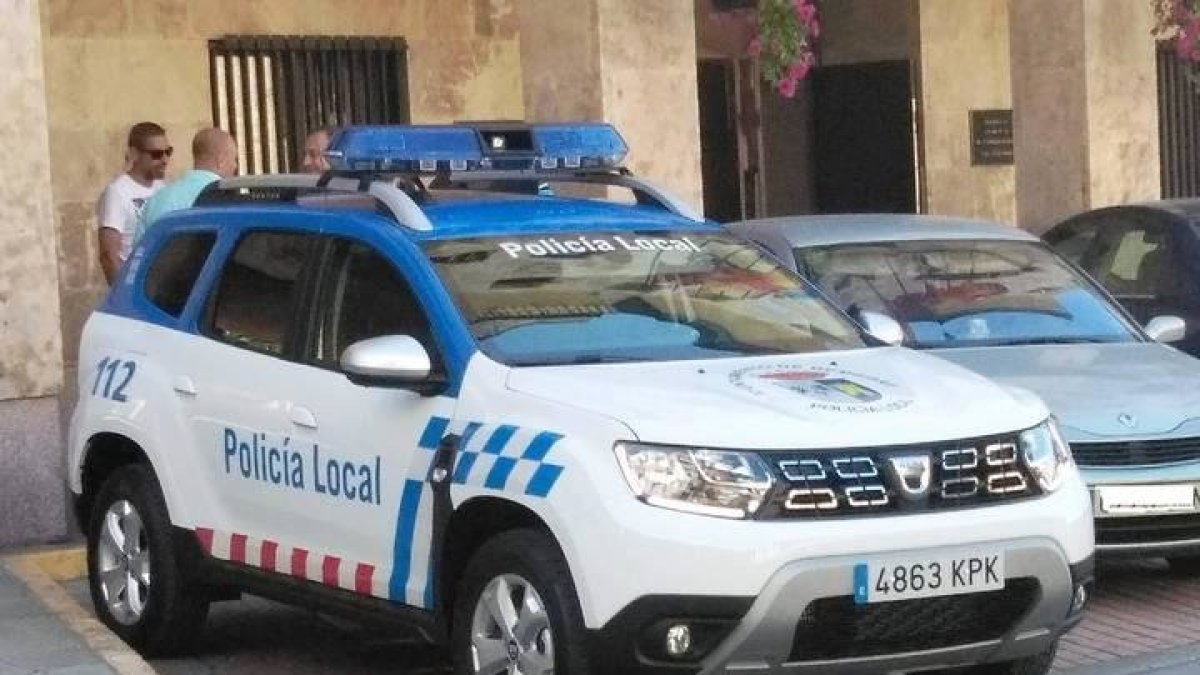 Un vehículo de la Policía Local de León. DL