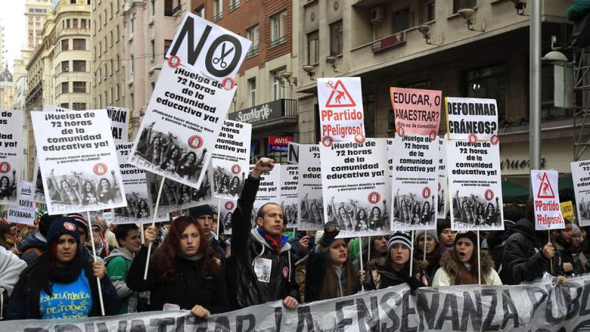 Participantes en la manifestación contra la Lomce y los recortes en la educación.