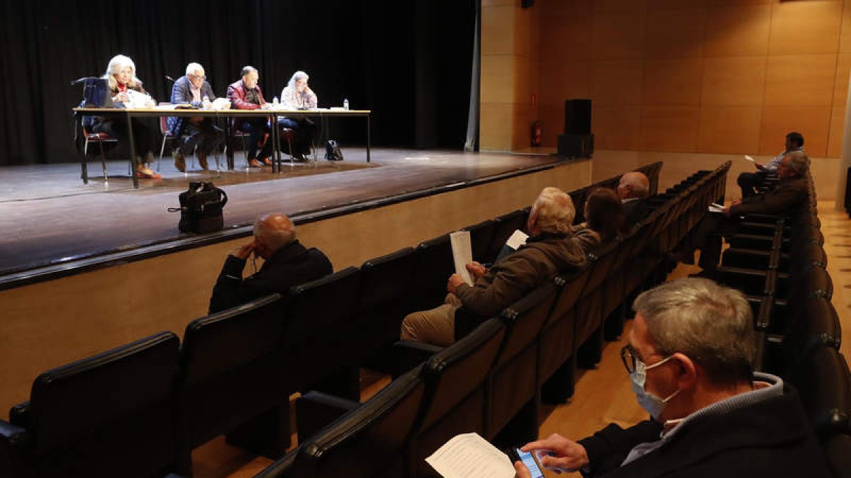 Un momento de la asamblea celebrada ayer en el salón de actos de la sala Río Selmo. ANA F. BARREDO