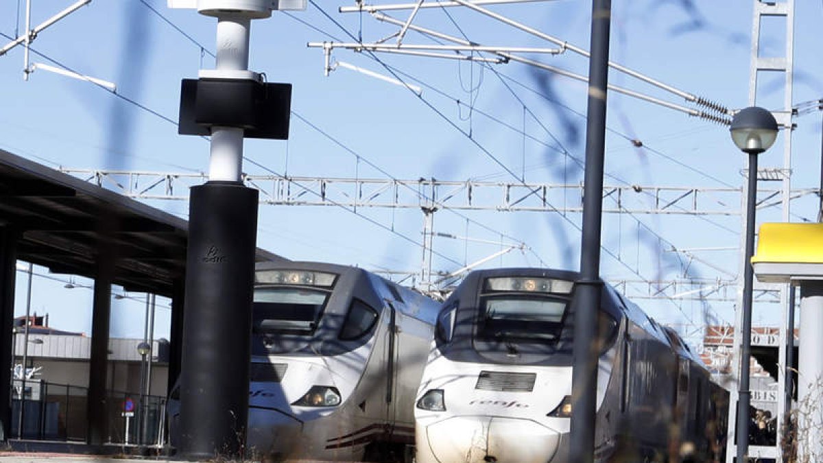 El Alvia a Madrid y el Alvia a Barcelona, en las vías de la estación de León. MARCIANO PÉREZ