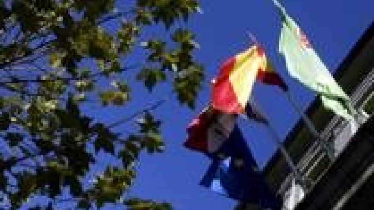En El Albéitar ondean las banderas de la ULE, España, Europa y Castilla y León