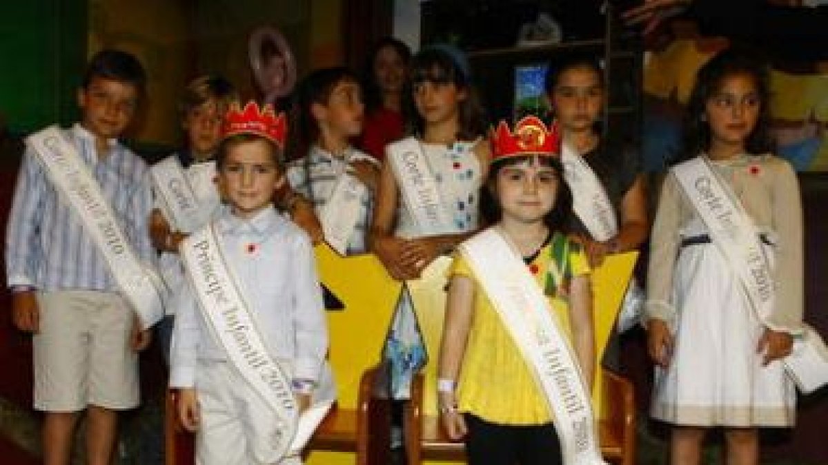 El Príncipe y la Princesa de las fiestas de San Juan y San Pedro posan con sus respectivas cortes, t