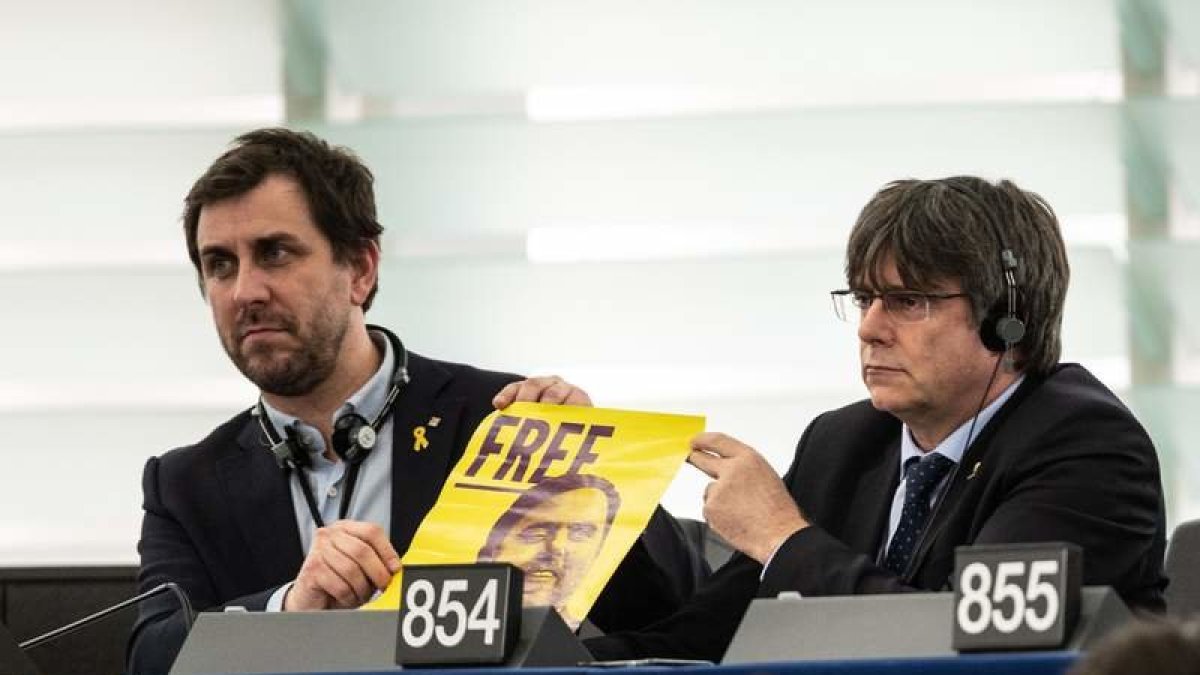 Comín y Puigdemont muestran en el Europarlamento un cartel para la libertad de Junqueras.