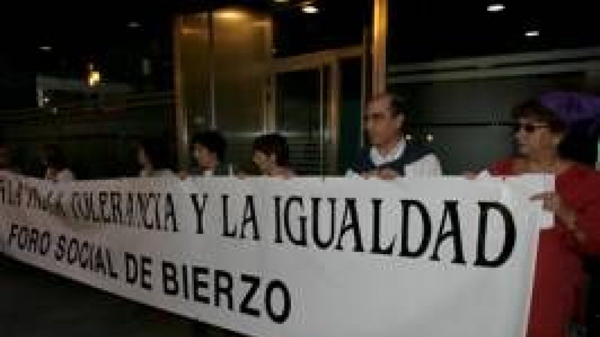 Colectivos y oenegés se manifestaron ayer en la plaza de Lazúrtegui contra los malos tratos