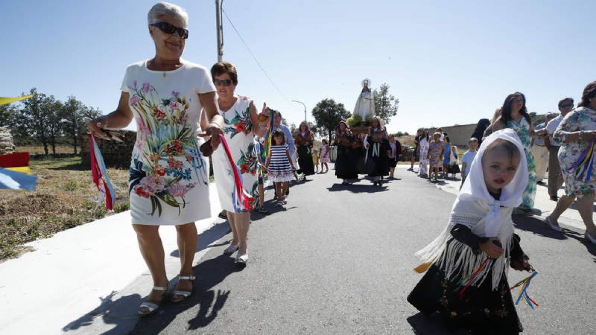 Las castañuelas acompañan la procesión en la que se pone de manifiesto que hay cantera en la Maragatería. RAMIRO