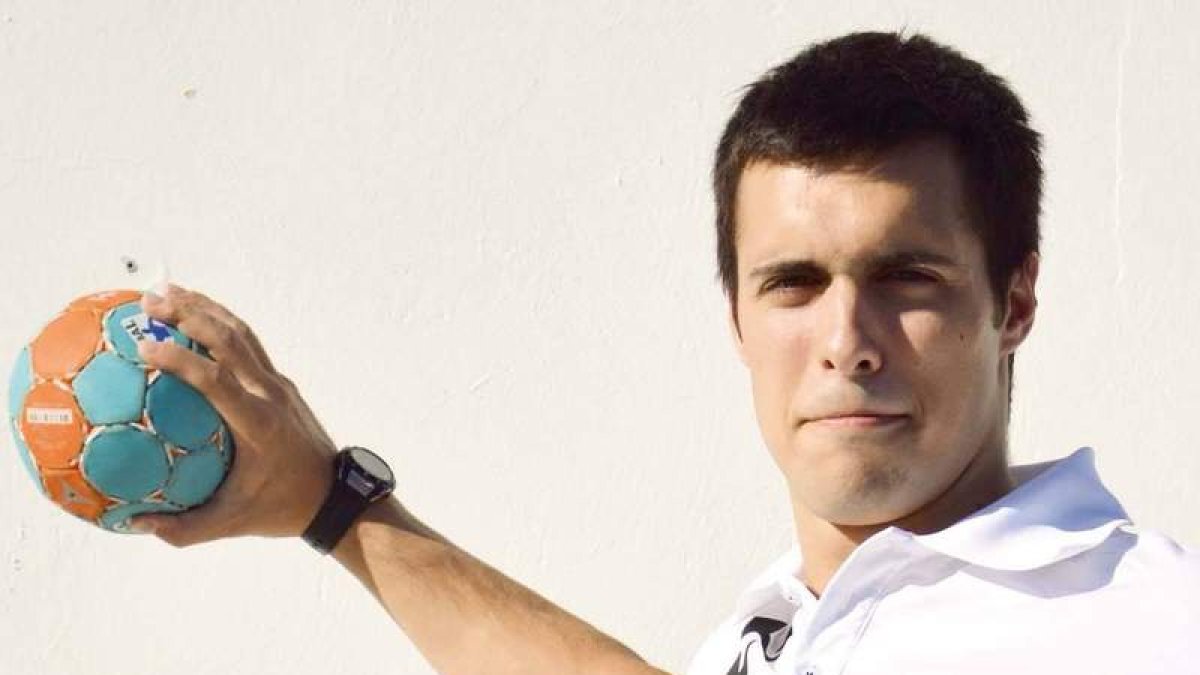 El joven central del Bidasoa, Jon Azkue, es un jugador que sigue el Ademar para ese puesto.