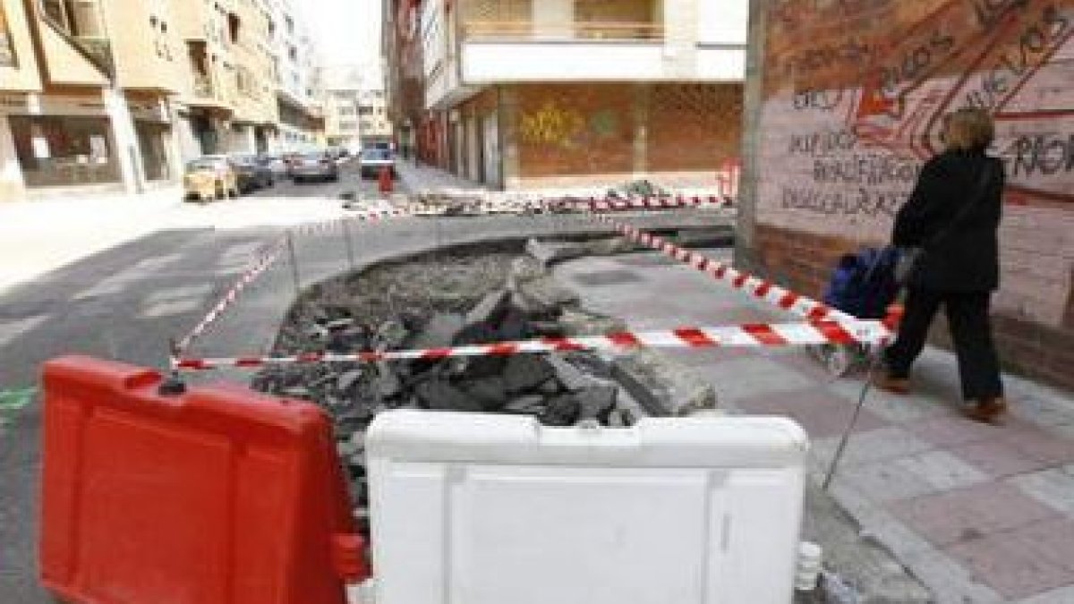 Obras en el Ejido para evitar que los coches puedan aparcar en los cruces de dos calles.