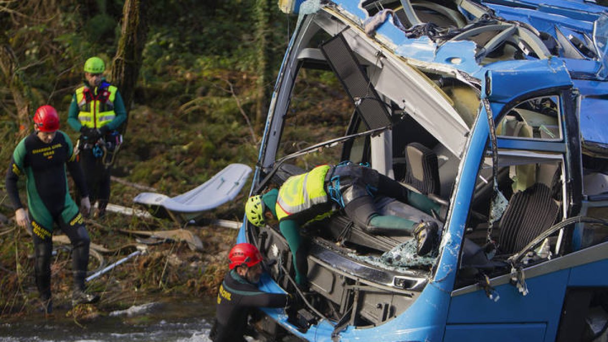 Técnicos del Ministerio de Transportes coordinan desde primera hora de la mañana de este martes el operativo desplegado en Cerdedo-Cotobade. SALVADOR SAS