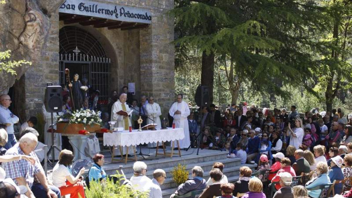 El obispo de León, Julian López, en la misa en la ermita del san Guillermo. CAMPOS