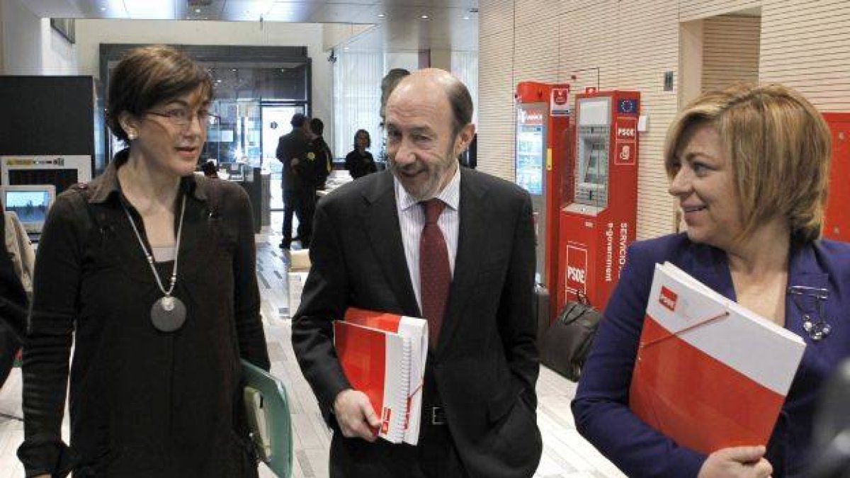 El líder del PSOE, Alfredo Pérez Rubalcaba, junto a la vicesecretaria general, Elena Valenciano (d), y la portavoz en el Congreso, Soraya Rodríguez, a su llegada a la reunión que ha mantenido hoy en Ferraz con los secretarios generales provinciales del pa