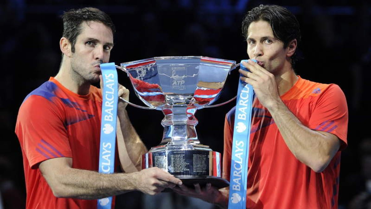 Marrero y Verdasco besan la copa de campeones en dobles.