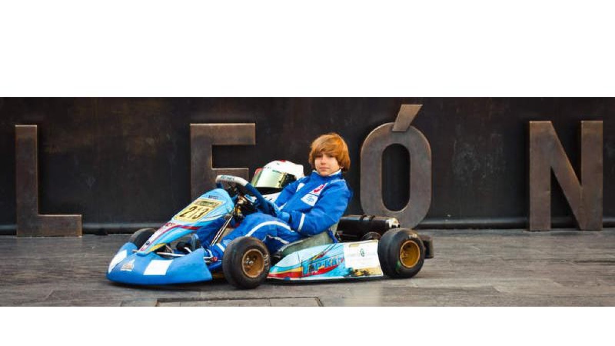 Adolfo, con su kart en pleno centro de León. El joven piloto es considerado por los especialistas como un firme candidato a llegar y brillar en un futuro en la Fórmula 1.