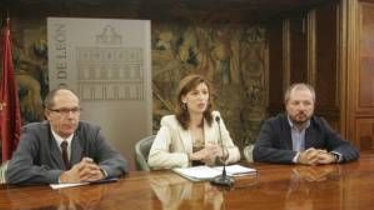 Jaime Quindós, Susana Travesí e Ignacio Tejera explicaron las bases de la empresa mixta de turismo