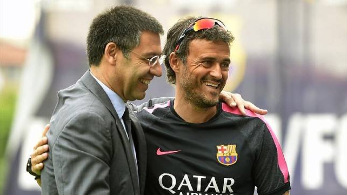 El presidente del Barça, Josep Maria Bartomeu, junto al técnico Luis Enrique en la ciudad deportiva Joan Gamper.