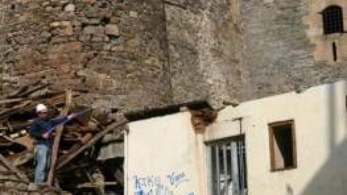 La última vivienda adosada al castillo, está siendo derribada en la calle Tras la Cava