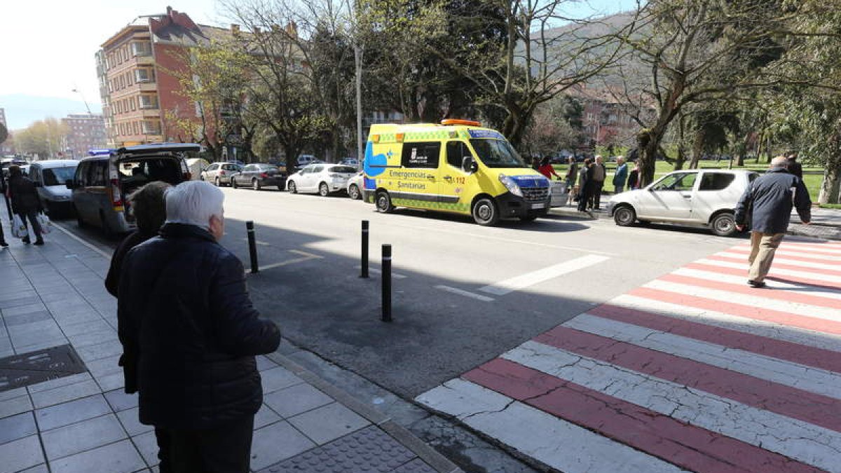 Al lugar en donde se produjo el accidente acudió una ambulancia del 112. L. DE LA MATA