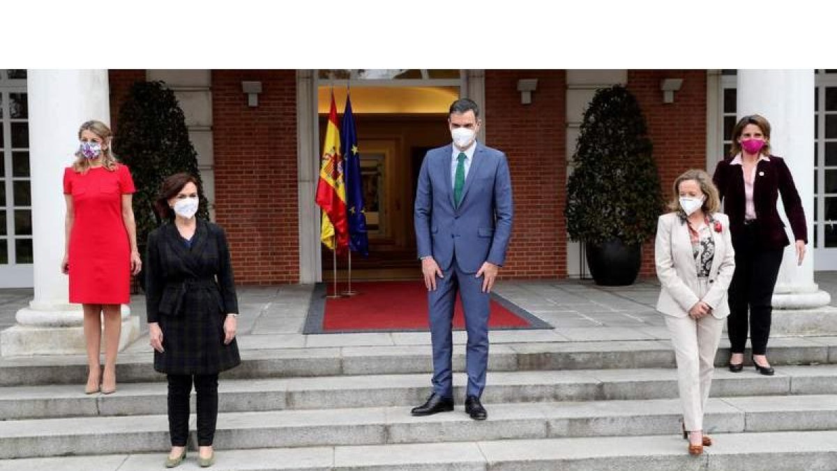 Pedro Sánchez y las cuatro vicepresidentas del Gobierno posan ayer en la Moncloa tras la remodelación del gabinete. KIKO HUESCA