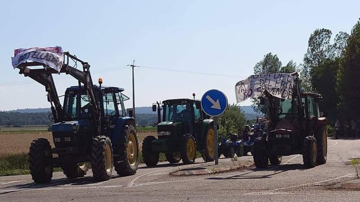 Los tractores también se sumaron a la protesta de ayer contra la embotelladora. DL