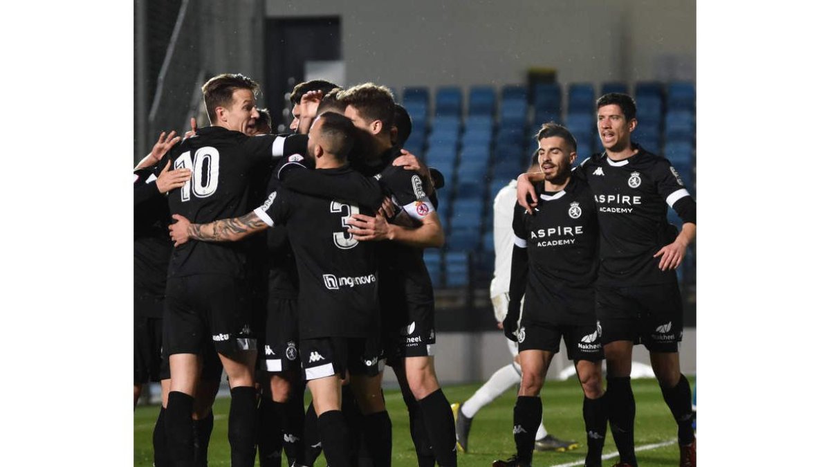 Varios jugadores de la Cultural celebran el segundo gol de Dioni del pasado domingo frente al Real Madrid Castilla. ESTÉVEZ