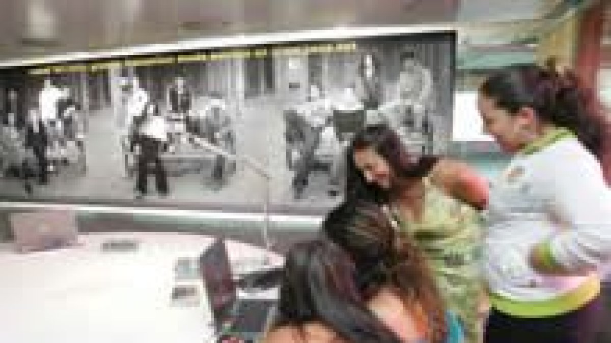 Un grupo de chicas siguen el canal gitano desde un ordenador del Musac