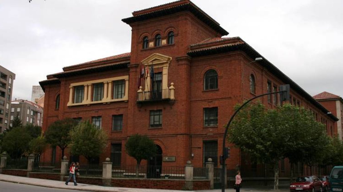 Fachada del Instituto Claudio Sánchez Albornoz en la Avenida Álvaro López Núñez.