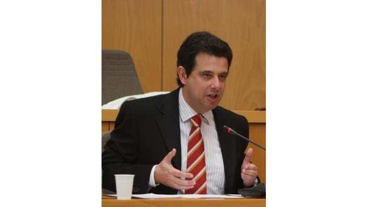 Luis Herrero durante uno de sus discursos en el pleno.