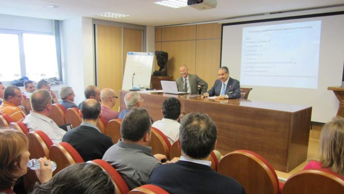 Fernández Briera y Fernando Fernnádez San Elías en una clase del máster de Ingeniería Ferroviaria.