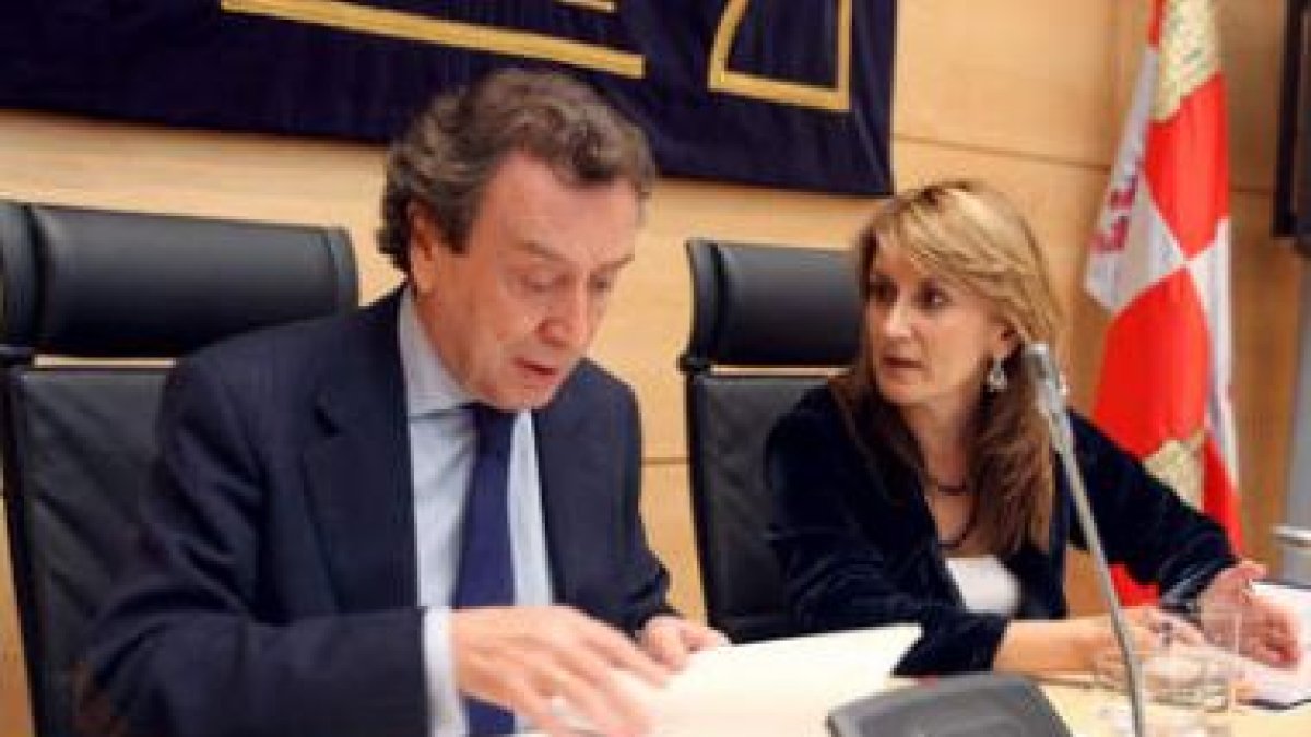 Los consejeros José Antonio de Santiago e Isabel Alonso después del Consejo de Gobierno.