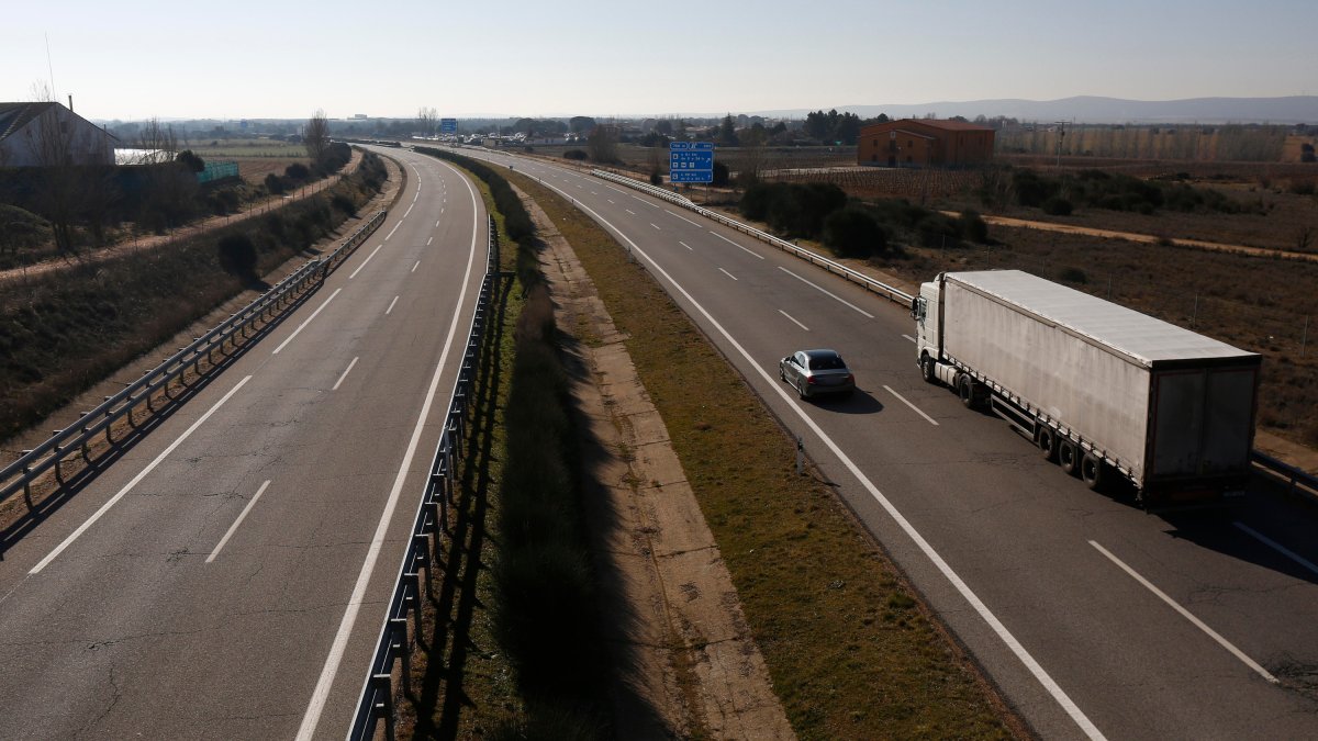 Vista de la autovía A-6 entre La Bañeza y Astorga. FERNANDO OTERO