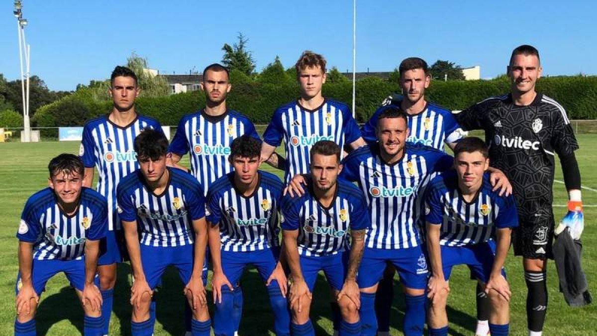 Primera formación de la SD Ponferradina en pretemporada ante el Racing de Ferrol. DL