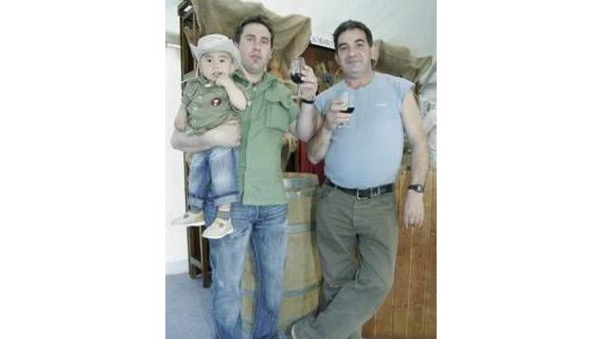 Desde ayer, decenas de bercianos disfrutan de la cita con el vino