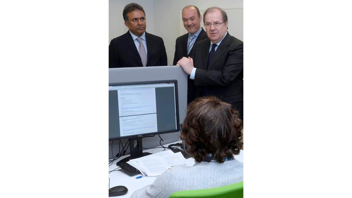 Herrera, durante la visita que realizó ayer a Cognizant. N. GALLEGO