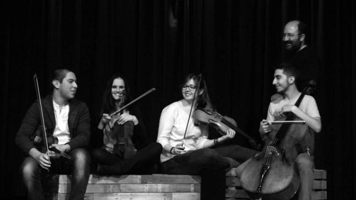 A la derecha, Juan Luis García, coordinador de las Juventudes Musicales de León, junto a un cuarteto de cuerda.