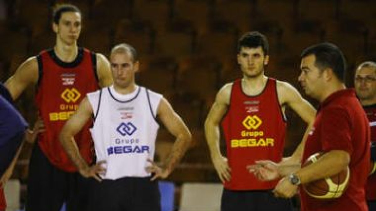 De Grado da instrucciones a Leiva, Bernabé y Jorge Calvo durante un entrenamiento en el Palacio de D