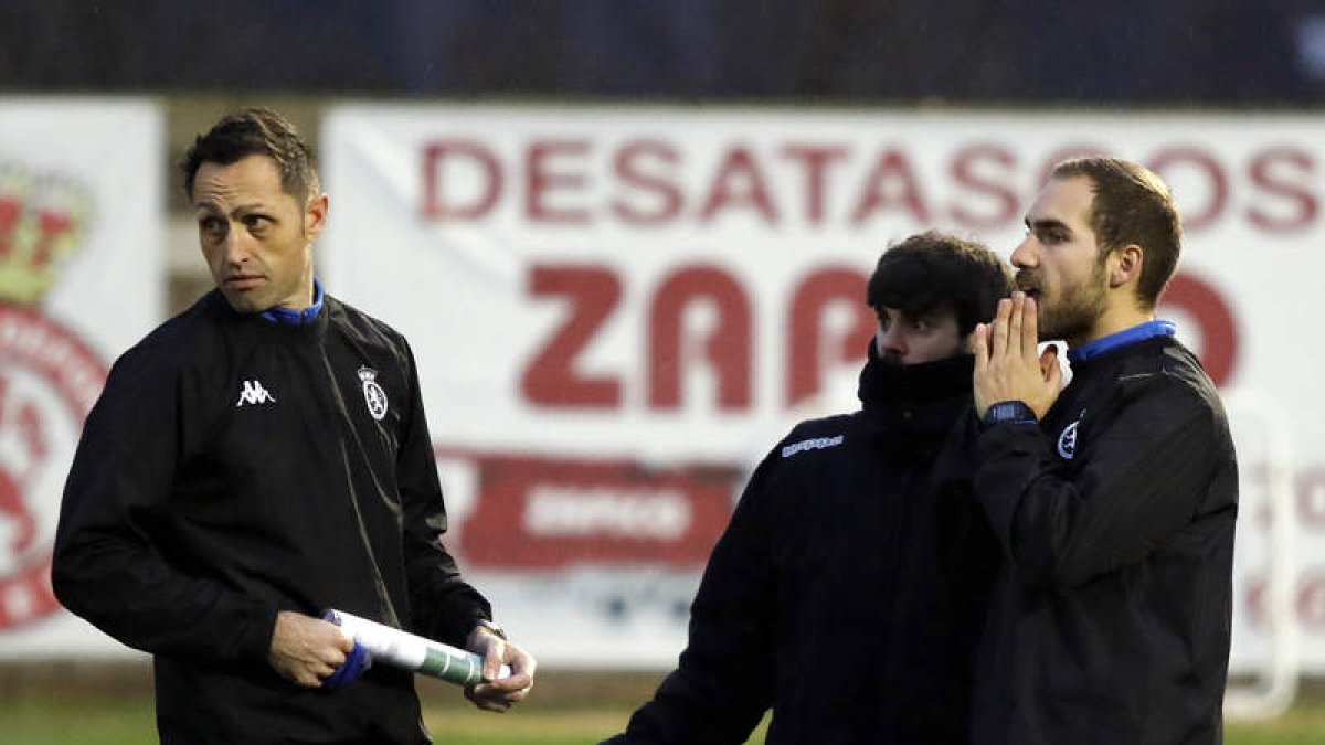 José Manuel Aira debutó en el banquillo de la Cultural con un empate en el Reino ante el San Sebastián de los Reyes. MARCIANO PÉREZ