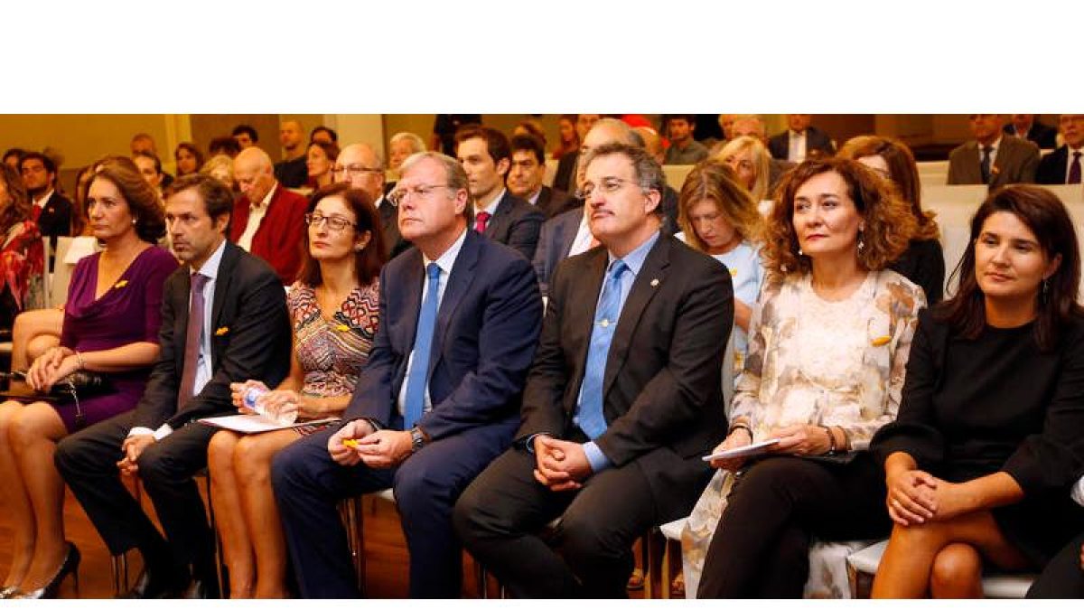 Los alcaldes de León, Astorga y Ponferrada, en el centro, de izquierda a derecha, ayer en la recepción previa al premio. RAQUEL P. VIECO