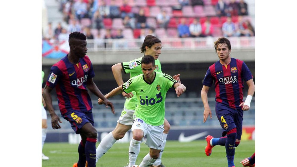 Acorán marcó el tanto berciano tras una bonita jugada personal, aunque finalmente su gol no sirvió para sacar algo positivo