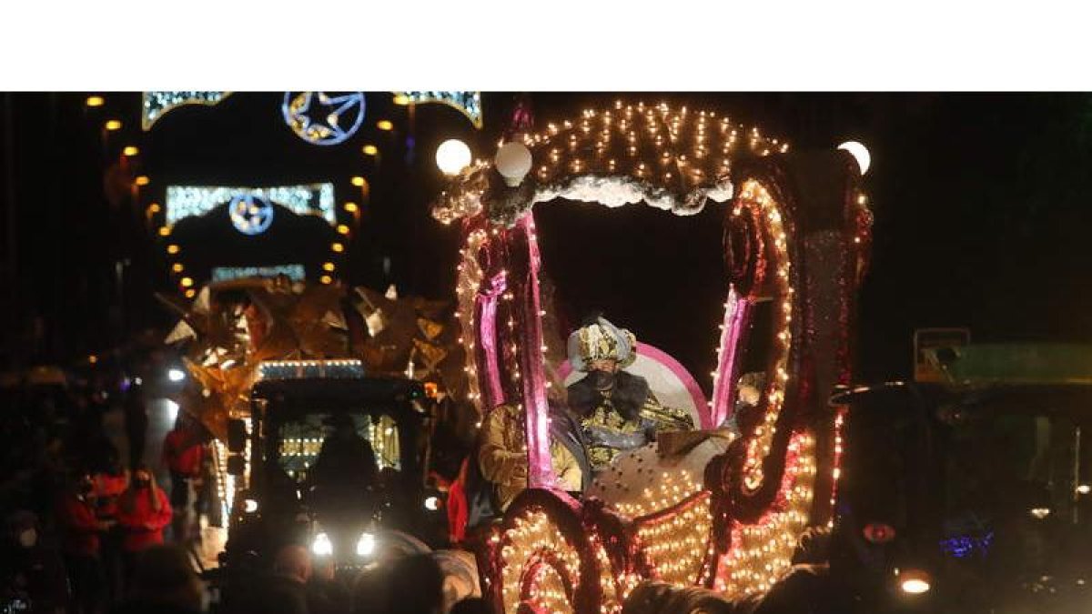 El Mago Chalupa (en la imagen) abría ayer noche la comitiva en Ponferrada de los tres Magos de Oriente. L. DE LA MATA