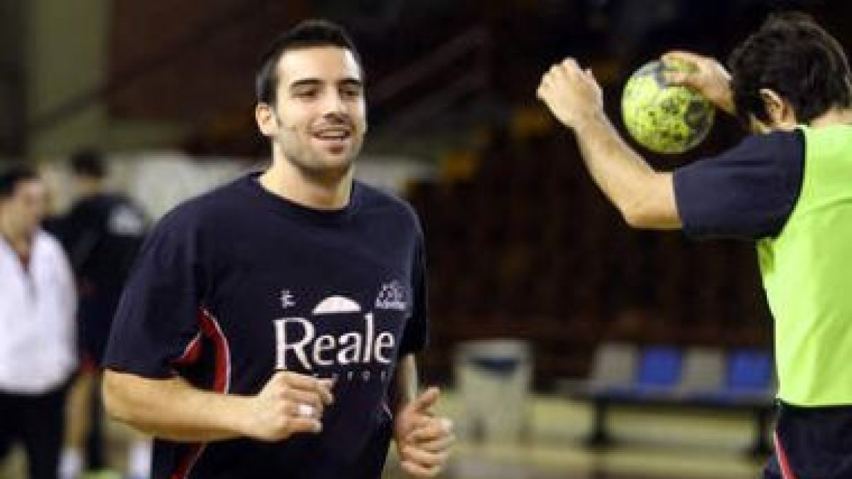 El polivalente jugador asturiano durante uno de sus últimos entrenamientos antes de la lesión.