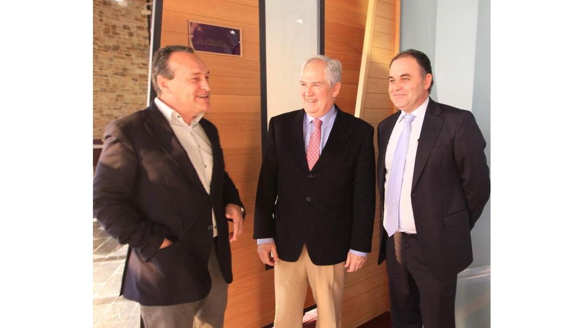 El delegado de la Junta, entre los presidentes del Consejo de los Vinos del Bierzo y del Comarcal.
