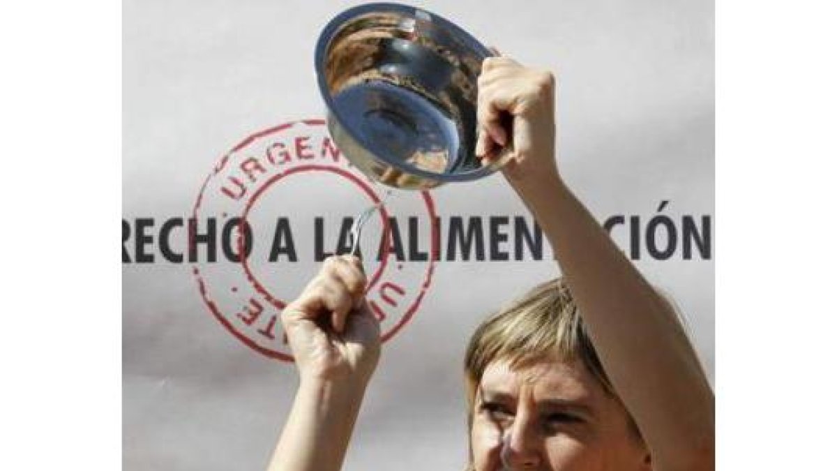 Una joven golpea su plato en protesta contra el hambre.