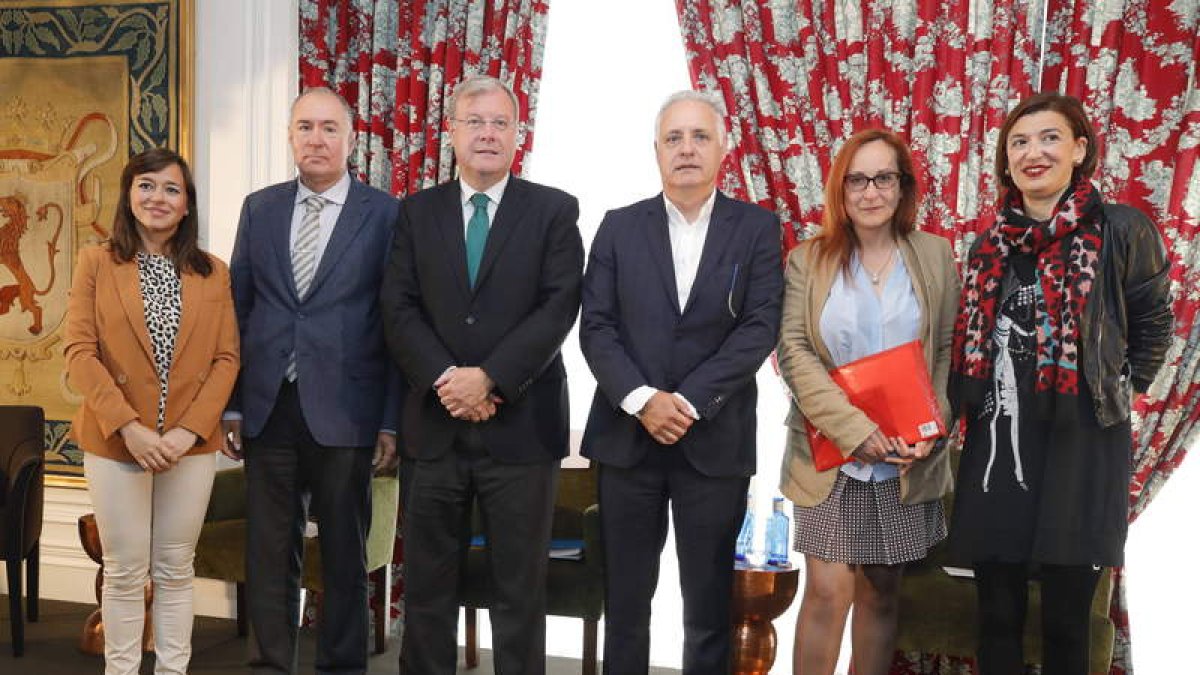 Menéndez, con los representantes de los partidos políticos. RAMIRO