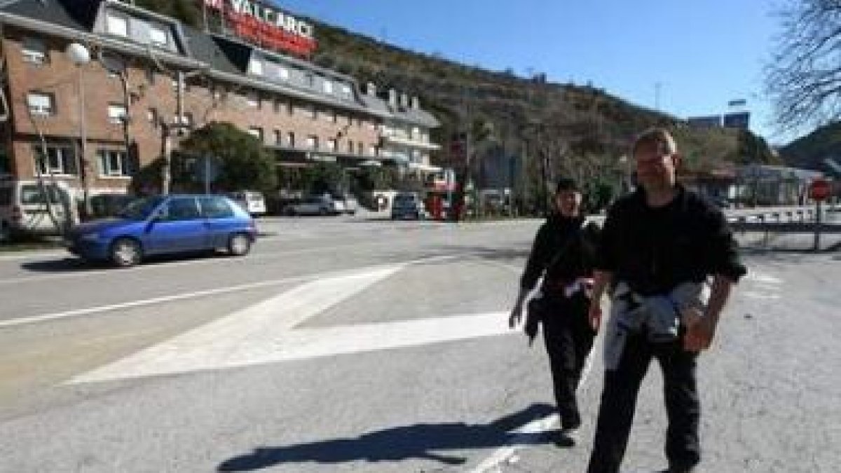 Milagros tira del carro para cruzar la N-VI a la altura de Trabadelo y regresar a su casa desde la h