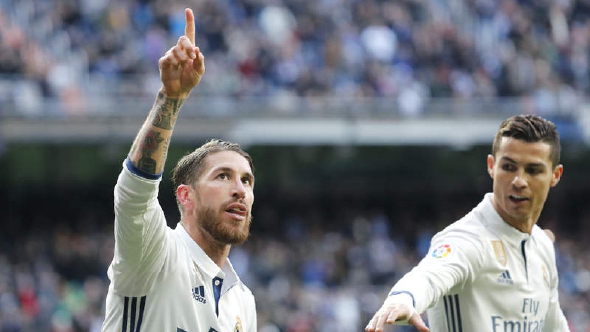 Ramos celebra con Cristiano uno de los siete goles que ha marcado en la liga. ÁNGEL DÍAZ