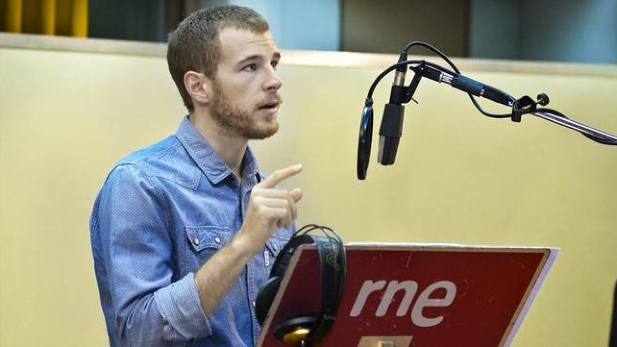 El actor Álvaro Cervantes, durante la grabación de la ficción sonora 'Carlos de Gante'.