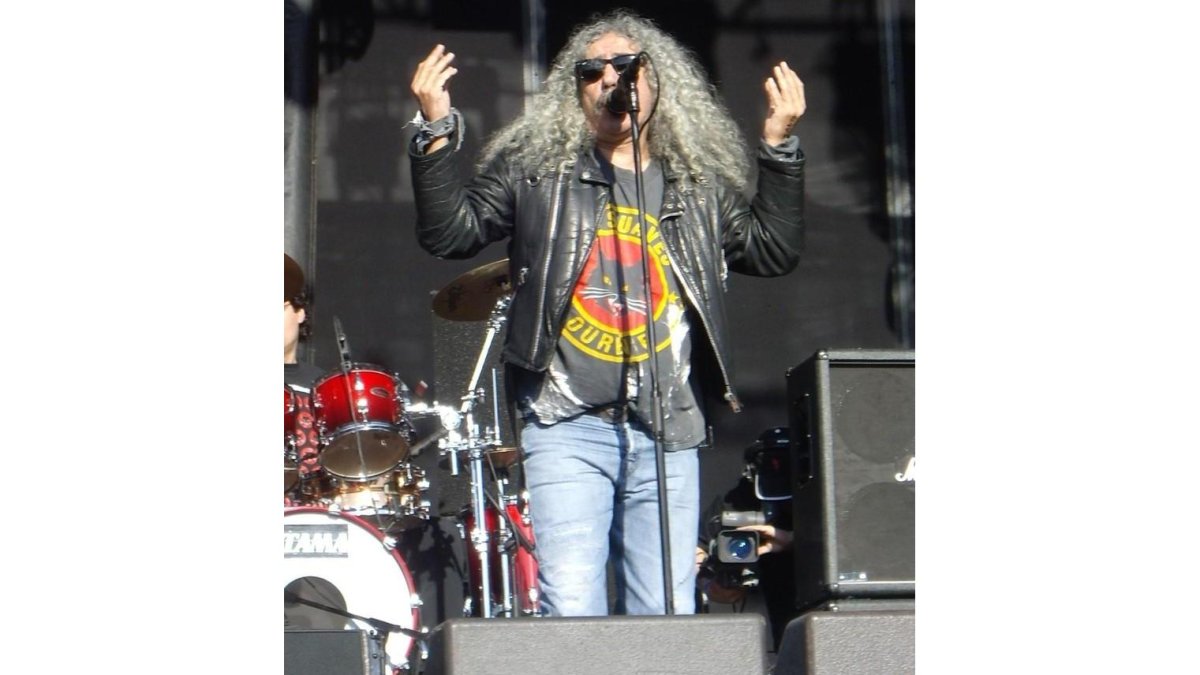 Yosi, cantante de Los Suaves, durante un concierto. DL