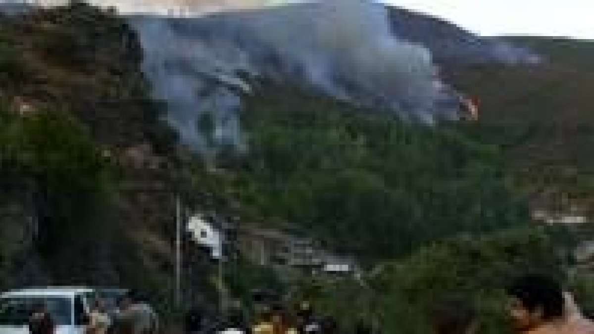 El incendio forestal de hace ahora un año llegó a amenazar las casas de Pombriego para desalojarlas